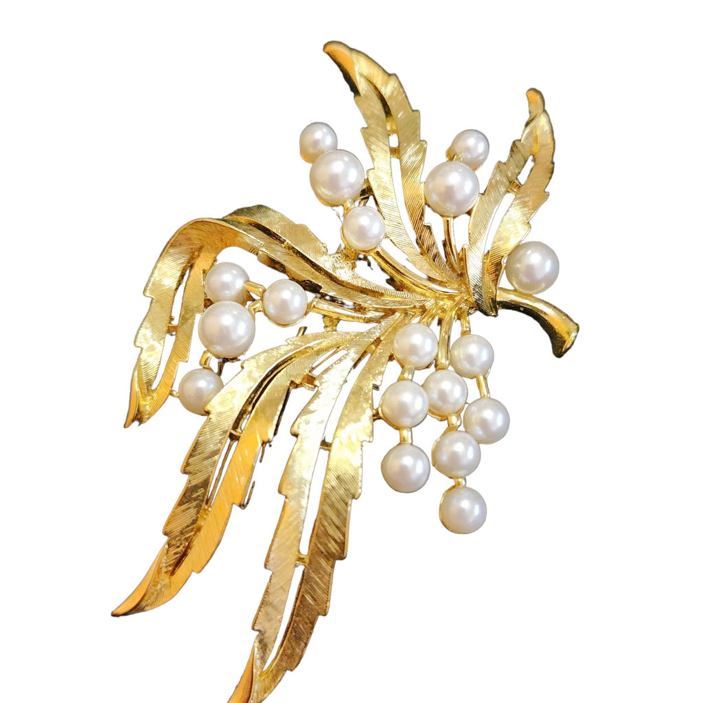 Vintage 60s Trifari Signed Goldtone & Faux Pearl Brooch (A2274)